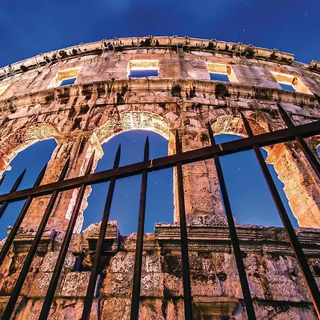 Apartment Stunning In With Wifi Pula